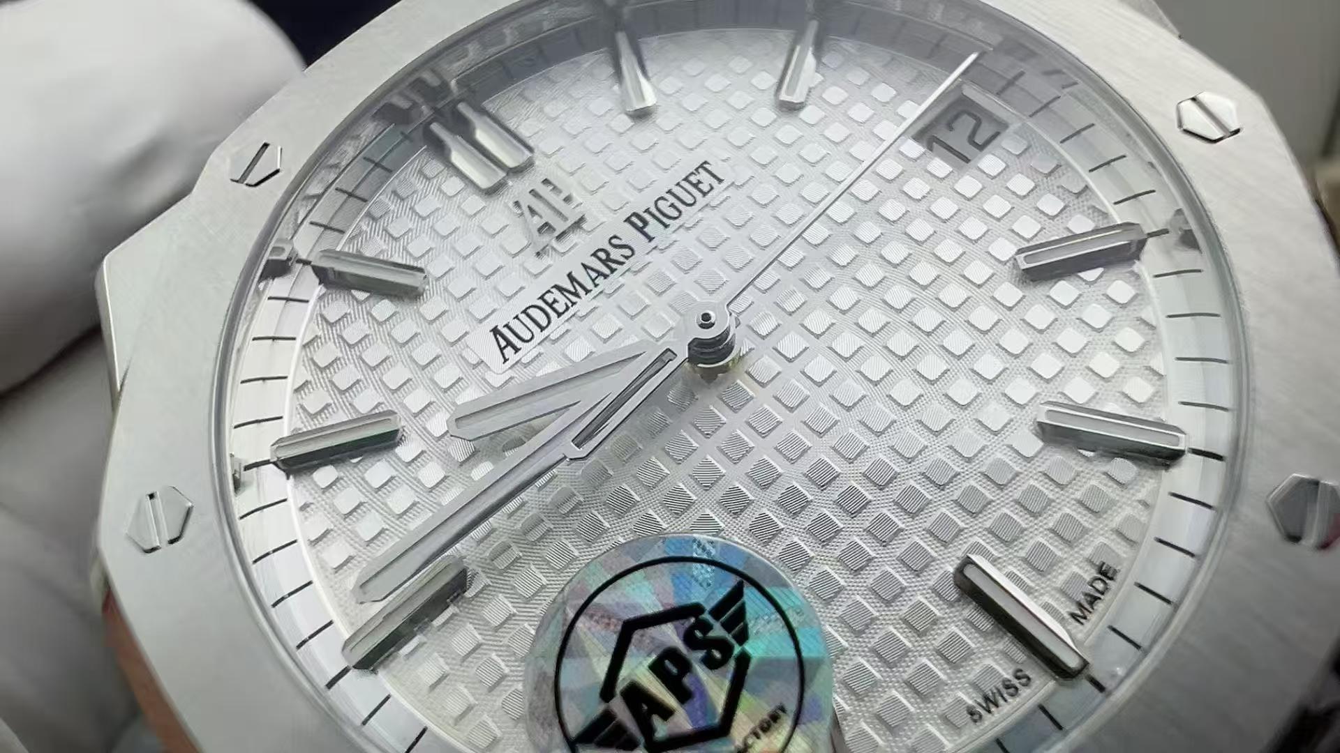 APSF Royal Oak 15500 close-up (Grande Tapisserie dial pattern)