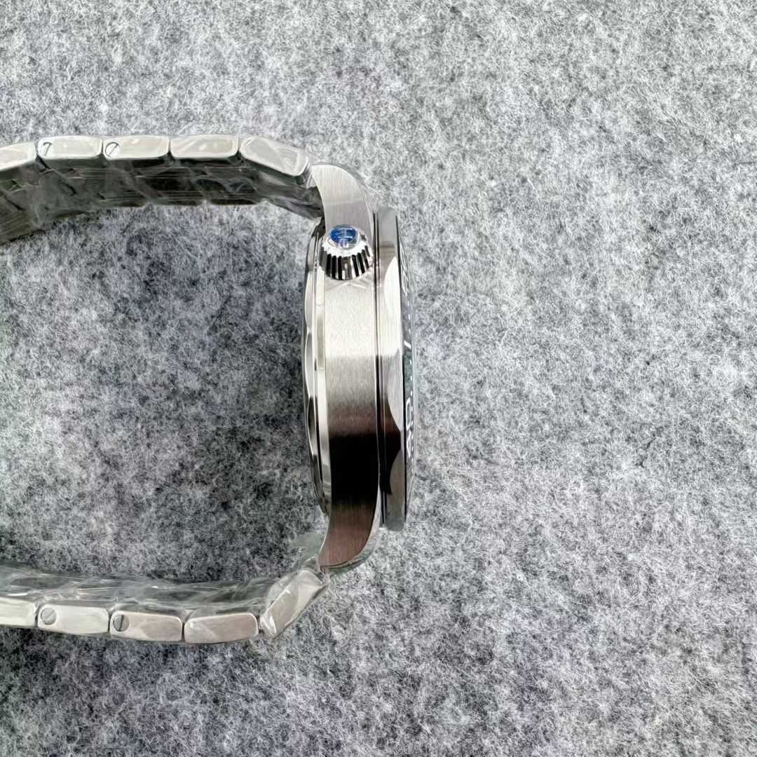 VSF Seamaster 300M V4 side lug angle — case thickness, crown guards and helium escape valve
