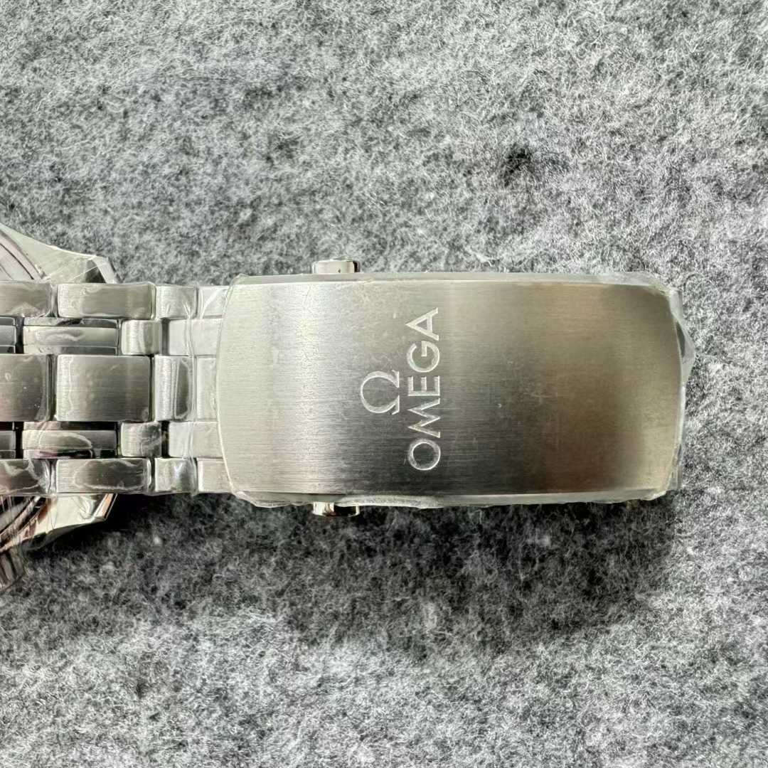 VSF Seamaster 300M V4 clasp OMEGA logo detail (engraved butterfly clasp surface)